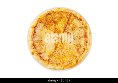 Pizza quatre fromages ensemble ronde, coupé en morceaux, sur un arrière-plan blanc isolé, vue de dessus. Restauration rapide dans une pizzeria, un fromage produit farineux Banque D'Images