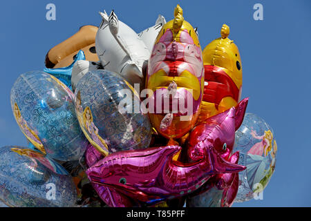 Hameenlinna, Finlande 05/01/2019 Premier Mai événement en ville place du marché. Ballons colorés en vente volant dans la lumière du soleil Banque D'Images