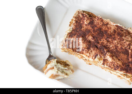 Dessert italien, le tiramisu fait maison sur fond blanc Banque D'Images