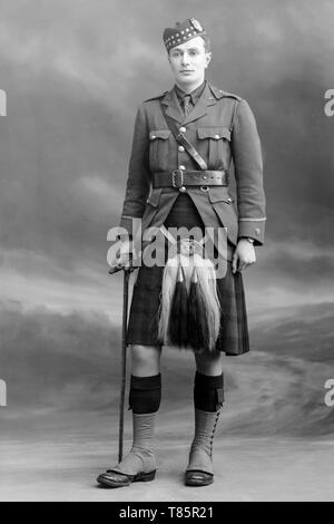 Photographie en noir et blanc prises le 15 novembre 1915 dans le célèbre London Studios de Bassanos. Photo du lieutenant C. Beattie, de l'Gordan Highlanders. Les Gordon Highlanders était un régiment d'infanterie de ligne de l'armée britannique qui existait depuis 113 ans, de 1881 à 1994, lorsqu'elle a fusionné avec The Queen's Own Highlanders (Seaforth and Camerons) pour former les Highlanders (Seaforth, Gordons et Cameron). Banque D'Images