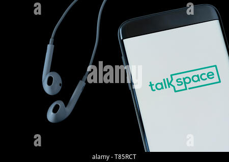 Image d'Talkspace app sur un smartphone sur un fond noir Banque D'Images
