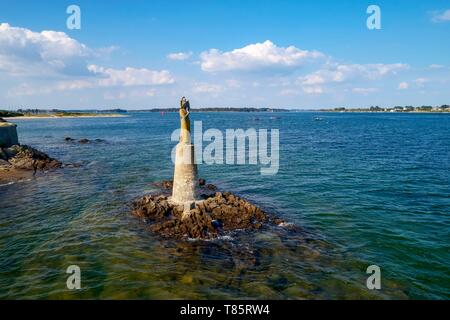 France, Morbihan, Golfe du Morbihan, Parc Naturel Régional du Golfe du Morbihan, Locmariaquer, Notre Dame de Kerdro statue à la pointe de Kerpenhir à l'entrée du Golfe du Morbihan (vue aérienne) Banque D'Images