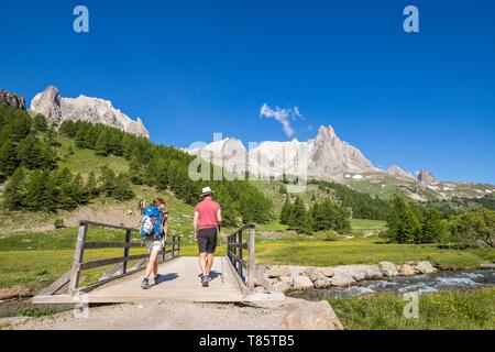 France, Hautes Alpes, Nevache, vallée de la Claree, les randonneurs sur le Pont du Moutet, dans l'arrière-plan le massif des Cerces (3093m) et les sommets de la main de crépin (2942m) Banque D'Images