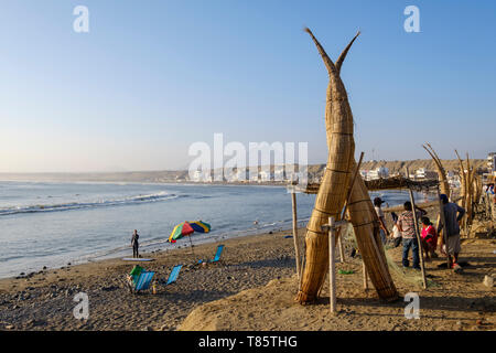 Embarcations Traditionnelles appelées Caballitos de Totora (embarcations faites de roseau et utilisé pour la pêche et le surf) sécher sur la plage Huanchaco, Pérou Banque D'Images