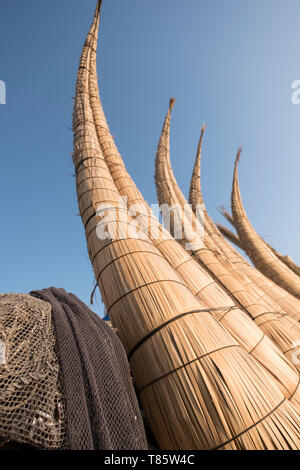 Embarcations Traditionnelles appelées Caballitos de Totora (embarcations faites de roseau et utilisé pour la pêche et le surf) sécher sur la plage Huanchaco, Pérou Banque D'Images