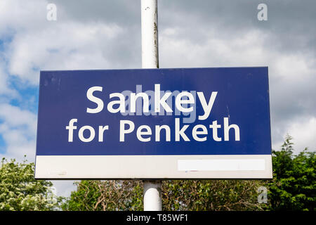 Signe de la plate-forme sur un lampadaire à Sankey pour Penketh Railway Station, West Warrington, Cheshire, Angleterre Banque D'Images