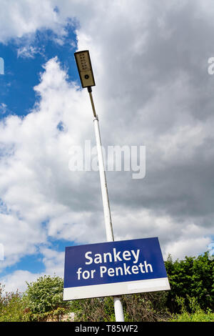 Signe de la plate-forme sur un lampadaire à Sankey pour Penketh Railway Station, West Warrington, Cheshire, Angleterre Banque D'Images