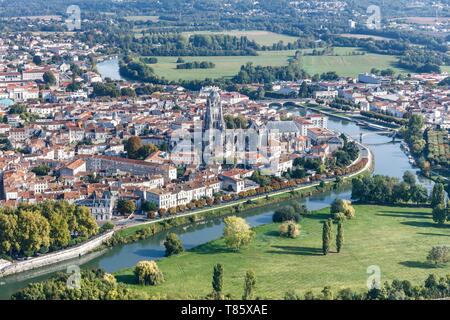 En France, en Charente Maritime, Saintes, St Peter's cathedral et la ville sur le fleuve Charente (vue aérienne) Banque D'Images