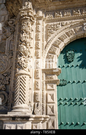 Détail de style baroque de la cathédrale Sainte-catherine ou également connu sous le nom de Cajamarca Cathédrale sur la Plaza de Armas ou place principale de Cajamarca, Pérou Banque D'Images