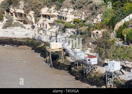 En France, en Charente Maritime, Meschers Sur Gironde, métro maisons dans la falaise et la pêche cabines (vue aérienne) Banque D'Images