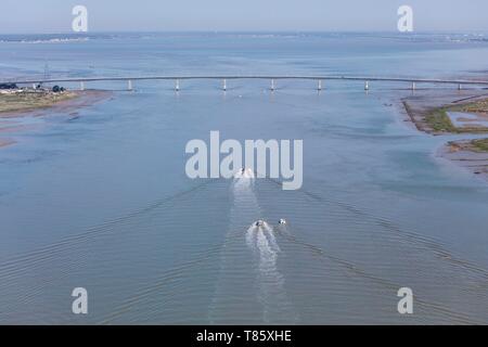 En France, en Charente Maritime, La Tremblade, oyster bateaux sur l'estuaire de la Seudre et le pont (vue aérienne) Banque D'Images