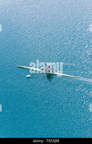 Man rowing scull Banque D'Images