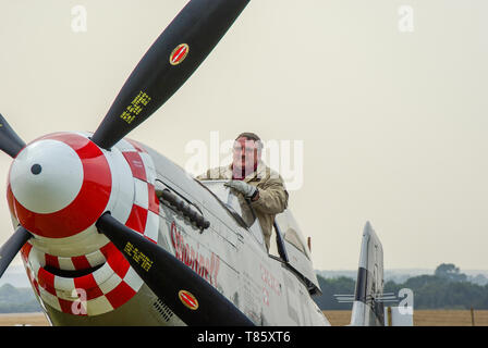 Le pilote Maurice Hammond qui monte du cockpit de l'avion de chasse nord-américain P-51 Mustang de la Seconde Guerre mondiale nommé Marinell Banque D'Images