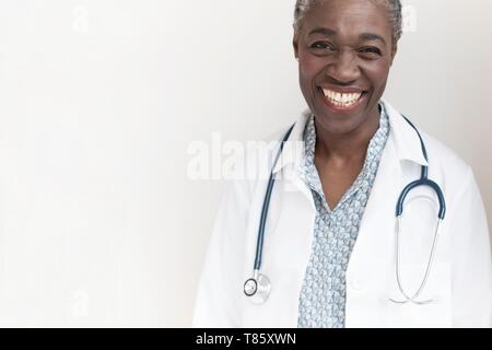 Female doctor smiling Banque D'Images