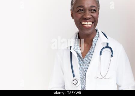 Female doctor smiling Banque D'Images