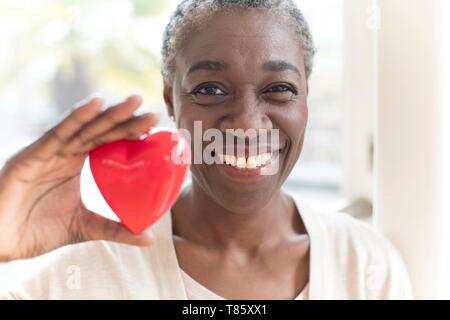 Woman holding heart shape Banque D'Images