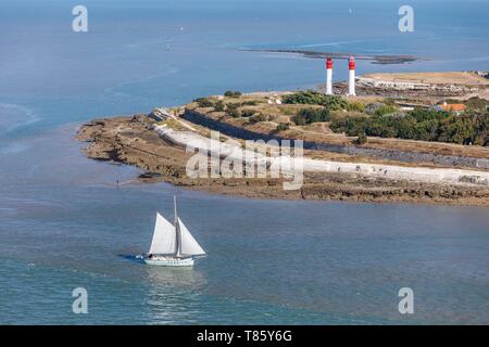 En France, en Charente Maritime, L'Ile d'Aix, bateau à voile et les phares (vue aérienne) Banque D'Images