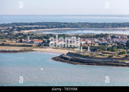 En France, en Charente Maritime, L'Ile d'Aix, les phares et le village (vue aérienne) Banque D'Images