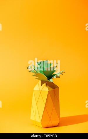 Papier fait main d'ananas jaune sur orange with copy space Banque D'Images