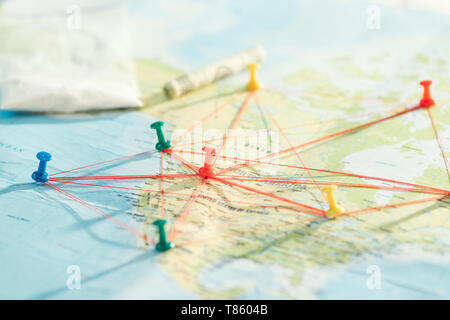 Focus sélectif de punaises et cordes sur carte du monde Banque D'Images