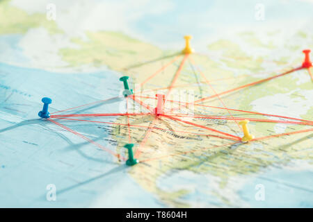 Focus sélectif de punaises et cordes sur carte du monde Banque D'Images