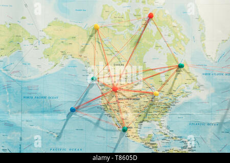 Vue de dessus de punaises et cordes sur carte du monde Banque D'Images
