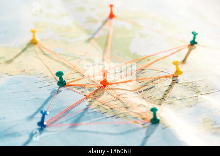 Focus sélectif de punaises colorées et cordes sur carte du monde Banque D'Images