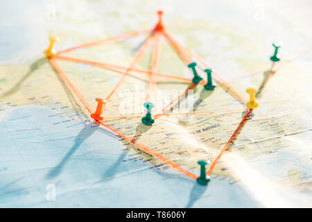 Focus sélectif de punaises et cordes sur carte du monde Banque D'Images