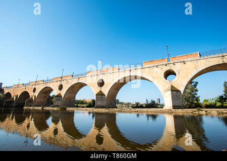 Palms Pont sur la rivière Guadiana à Badajoz Banque D'Images