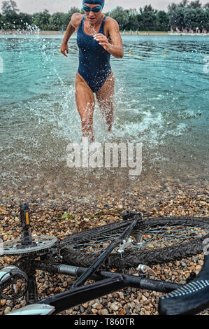 La triathlonienne en formation Banque D'Images