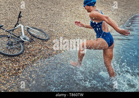 La triathlonienne en formation Banque D'Images