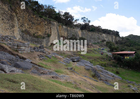 Murs extérieurs de Kuélap. Kuélap est un impressionnant établissement fortifiée érigée par la culture Chachapoyas dans la région amazonienne du Pérou. Banque D'Images