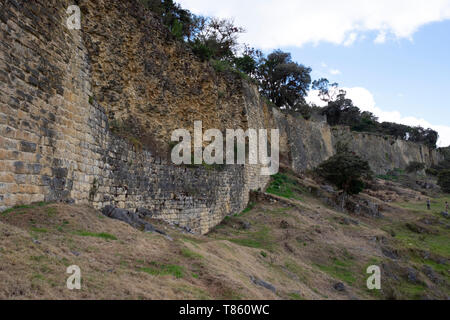 Murs extérieurs de Kuélap. Kuélap est un impressionnant établissement fortifiée érigée par la culture Chachapoyas dans la région amazonienne du Pérou. Banque D'Images