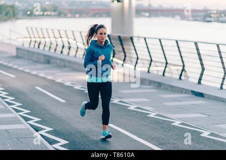 Woman jogging in city Banque D'Images