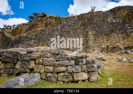 Murs extérieurs de Kuélap. Kuélap est un impressionnant établissement fortifiée érigée par la culture Chachapoyas dans la région amazonienne du Pérou. Banque D'Images