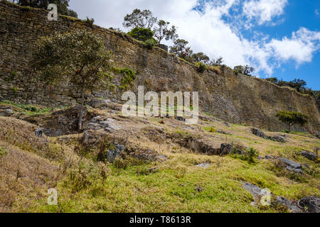 Murs extérieurs de Kuélap. Kuélap est un impressionnant établissement fortifiée érigée par la culture Chachapoyas dans la région amazonienne du Pérou. Banque D'Images