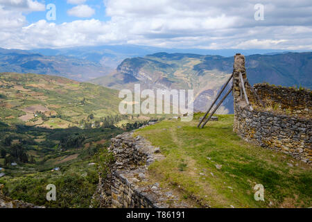 Inteior et murs de bâtiments en ruines Kuélap Chachapoyas Province, Pérou Banque D'Images