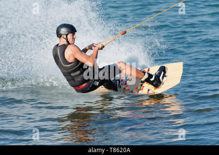 Jeune homme wakeboard Banque D'Images