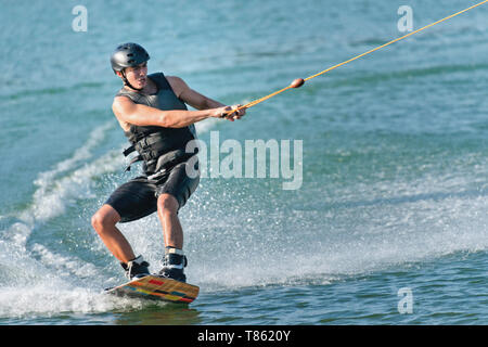 Jeune homme wakeboard Banque D'Images