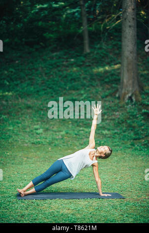 Yoga planche latérale Banque D'Images