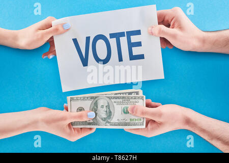 Portrait de l'homme donner pot-de-vin pour voter à la femme sur fond bleu Banque D'Images