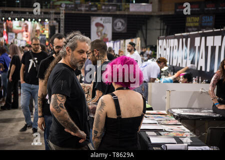 Les gens ont vu marcher et regarder les tatoueurs font leur travail pendant le festival. Des milliers d'artistes tatoueurs du monde entier ont pris part au cours de la 13e Convention Internationale de tatouages d'Athènes et ils ont aussi fait de tatouages des gens qui étaient intéressés. Banque D'Images