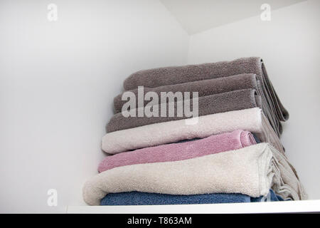 Pile de serviettes moelleuses dans l'armoire à linge Banque D'Images