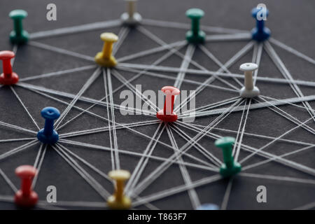 Pousser broches connectées avec cordes isolé sur gray, réseau concept Banque D'Images