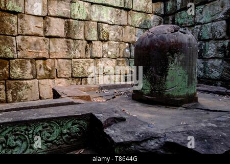 Cambodge, province de Preah Vihear, complexe de temples de Koh Ker, datée du 9 au 12 ème siècle, groupe de Prasat Linga ou Prasat Leung, Lingam symbole de dieu hindou Shiva Banque D'Images