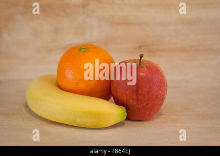 Une pomme, l'orange et la banane sont un mélange sain d'en-cas Banque D'Images