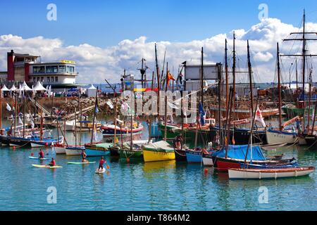 La France, Finistère, Douarnenez, Temps Fete Festival maritime, les bateaux traditionnels dans le port de Rosmeur Banque D'Images