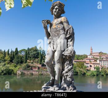 La France, Tarn, Albi, inscrite au Patrimoine Mondial de l'UNESCO, statue dans le jardin de la Berbie Banque D'Images