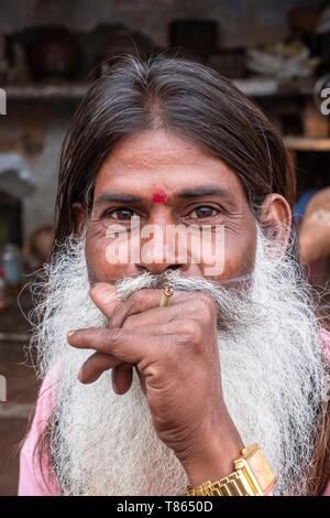 L'Inde, du Rajasthan, Bundi, un homme fumant une cigarette indienne, beedi Banque D'Images
