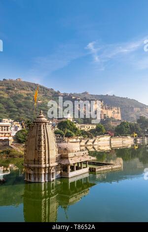 L'Inde, du Rajasthan, Bundi, Nawal Sagar Lake et Varuna, temple Garh Palace dans l'arrière-plan Banque D'Images